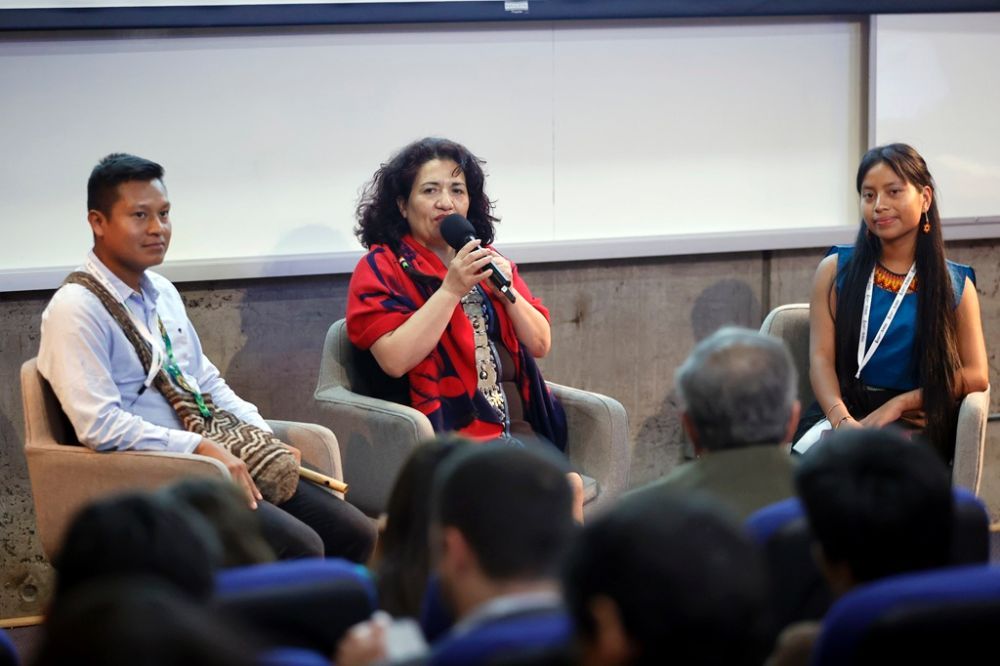 Conversatorio. De izquierda a derecha: Plinio Chiavari, estudiante de cuarto año de la carrera Pedagogía de la Madre Tierra, perteneciente al pueblo indígena Embera Eyabida; Maribel Mora, subdirectora de Equidad e Inclusión; y Mónica Jansaso, estudiante de la misma carrera y perteneciente al pueblo Inga.